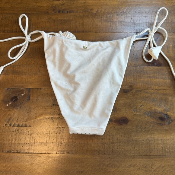 Victoria's Secret Beige bottom Rosette Shine Cheeky String bottoms nwot - Picture 3 of 3